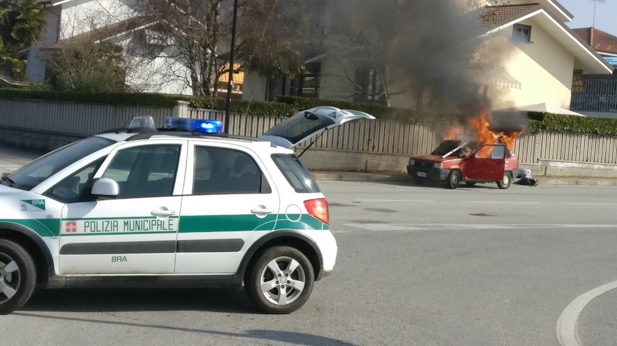 In fiamme auto in sosta nella frazione Bandito di Bra - Cuneocronaca.it (Comunicati Stampa) (Blog)