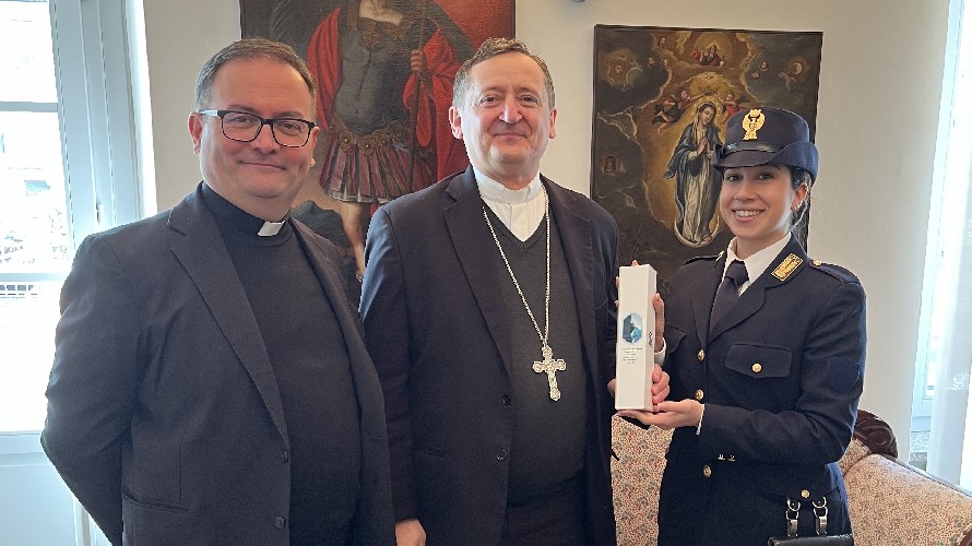 la-polizia-dona-ai-vescovi-del-cuneese-l-039-olio-di-capaci-del-giardino-della-memoria