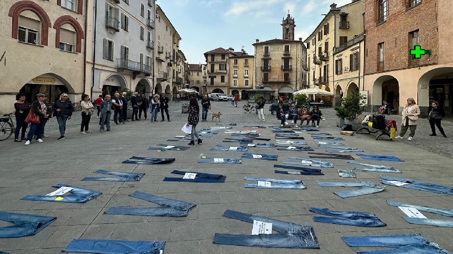 denim-day-in-piazza-santarosa-a-savigliano-contro-la-violenza-di-genere