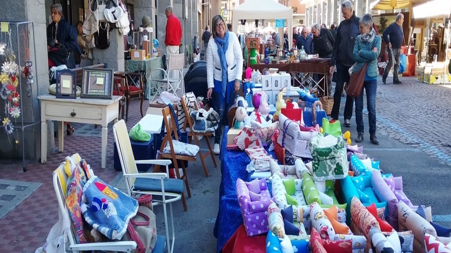 Mercatino dell'usato di Villar Perosa - Vecchia cassettiera da